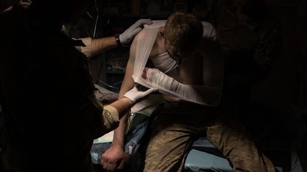 Раненный украинский военнослужащий