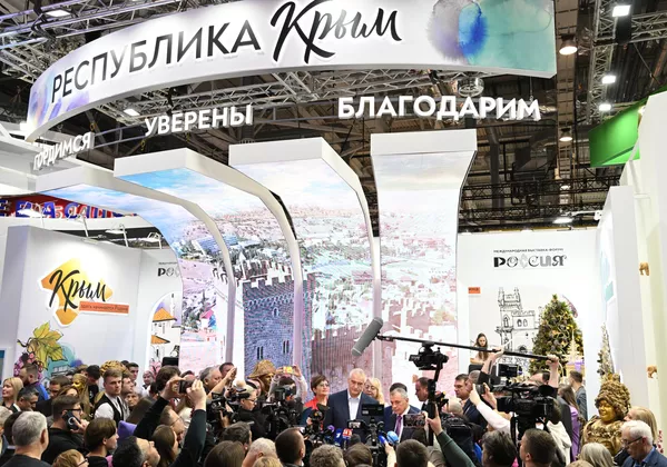 ロシア国際展示場およびフォーラムでのクリミア共和国首長セルゲイ・アクセノフの報道陣の接近