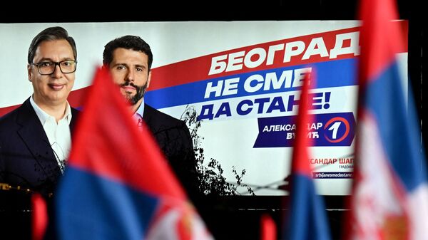 Предвыборный рекламный щит, на котором изображены президент Сербии Александр Вучич и Александр Шапич