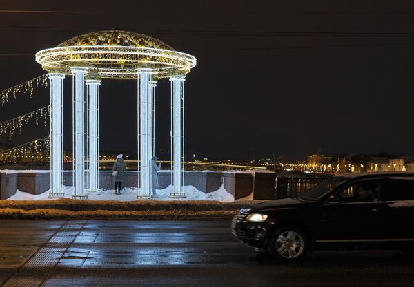 Украшенный к Новому году Дворцовый мост в Санкт-Петербурге
