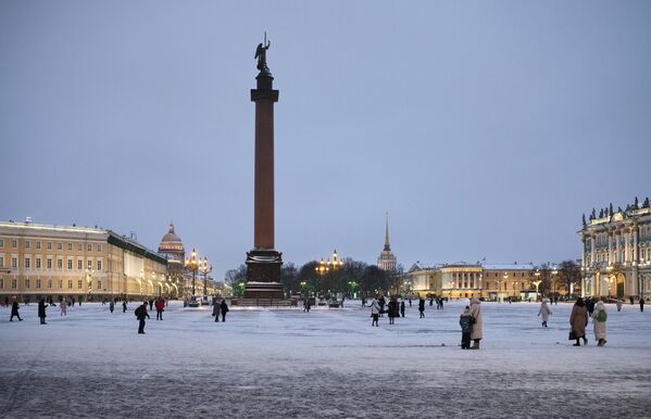 Люди на Дворцовой площади Санкт-Петербурга