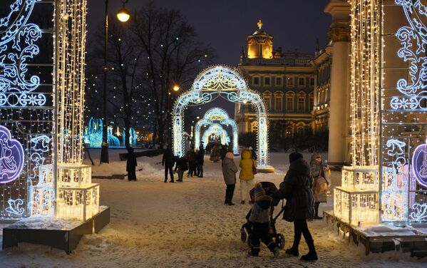Новогодняя подсветка сада Зимнего Дворца в Санкт-Петербурге