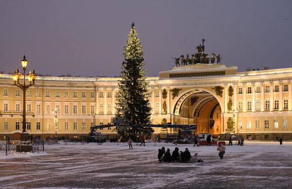 Украшение главной елки Санкт-Петербурга на Дворцовой площади