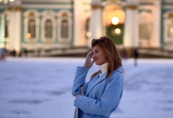 Девушка на Дворцовой площади Санкт-Петербурга