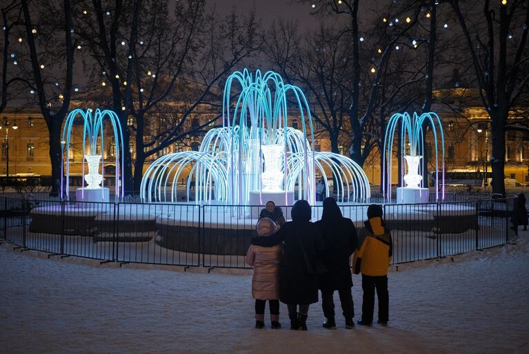 Новогодняя подсветка сада Зимнего Дворца в Санкт-Петербурге