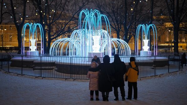 Новогодняя подсветка сада Зимнего Дворца в Санкт-Петербурге