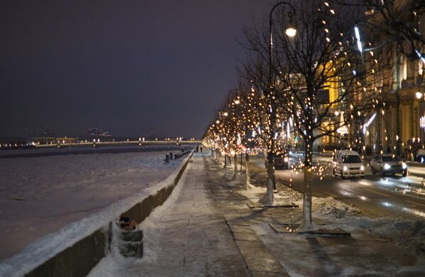 Новогодняя подсветка Дворцовой набережной в Санкт-Петербурге