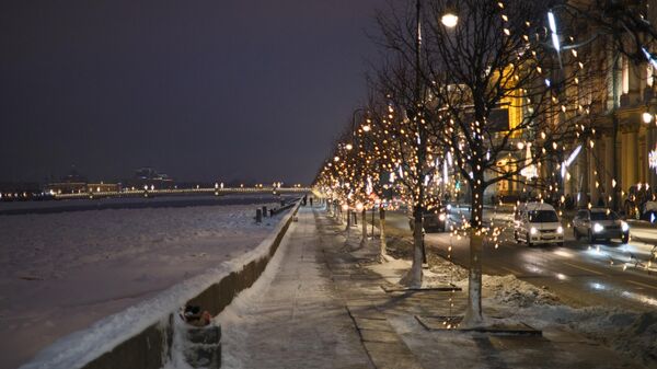 Новогодняя подсветка Дворцовой набережной в Санкт-Петербурге