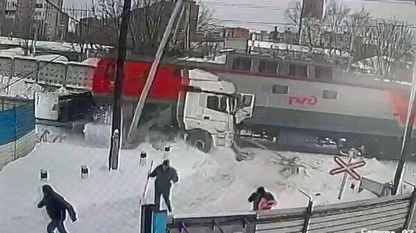 Место столкновения грузовика и тепловоза на железнодорожном переезде в городском округе Домодедово