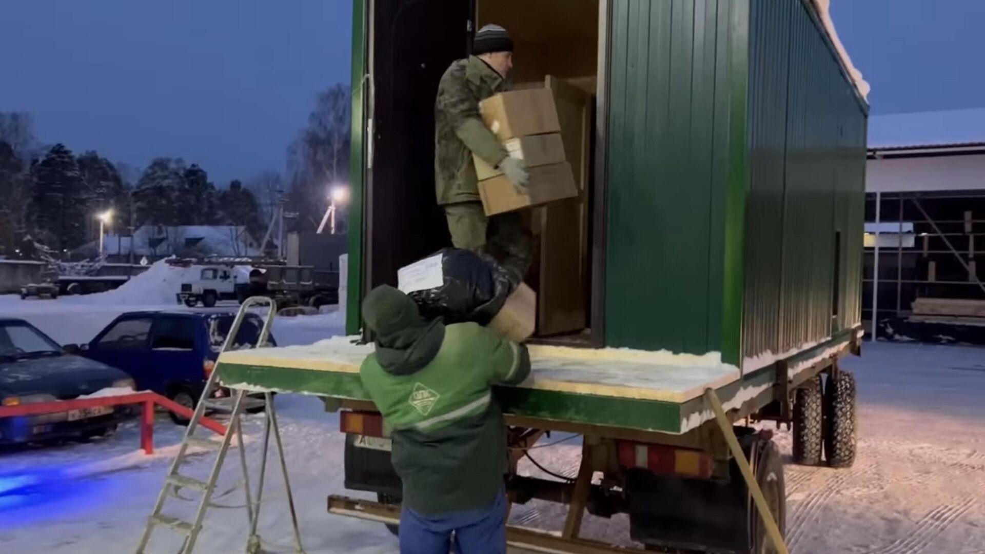 Груз для бойцов СВО от жителей Пестовского района Новгородской области. Кадр видео - РИА Новости, 1920, 18.12.2023