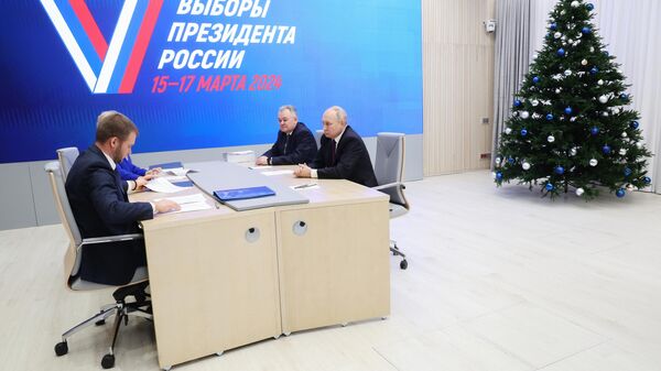 Действующий президент РФ Владимир Путин подает документы в Центральной избирательной комиссии РФ для регистрации кандидатом на пост президента РФ на выборах 2024 года