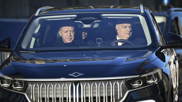 Президент Турции Реджеп Тайип Эрдоган и премьер-министр Венгрии Виктор Орбан в автомобиле