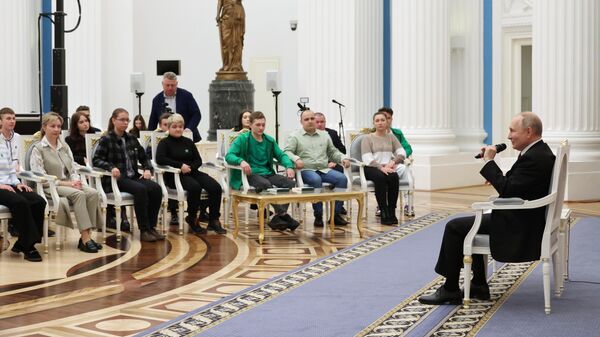 Президент РФ Владимир Путин проводит встречу в Кремле с победителями и наставниками Всероссийского чемпионата по профессиональному мастерству Профессионалы