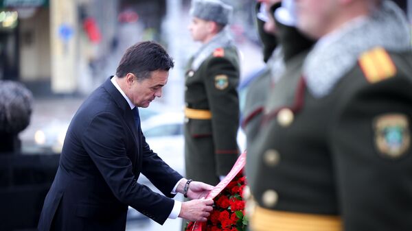 Губернатор Московской области Андрей Воробьев во время церемонии возложения цветов к монументу Победы в Минске