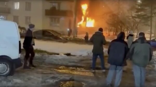 На месте пожара на Школьной улице в Санкт-Петербурге. Кадр видео очевидца