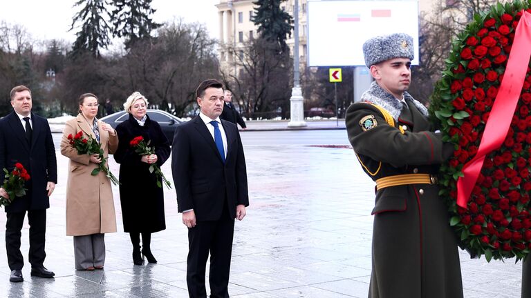 Губернатор Московской области Андрей Воробьев во время церемонии возложения цветов к монументу Победы в Минске