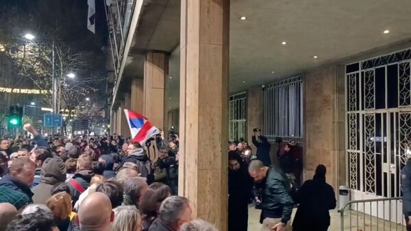 Оппозиционный блок Сербия против насилия у здания комиссии в Белграде
