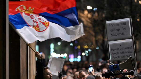 Протестующие у здания Избирательной комиссии в Белграде