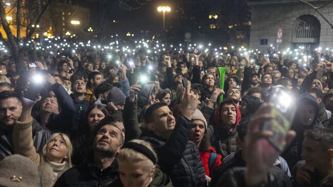 Протестующие у здания избирательной комиссии в Белграде