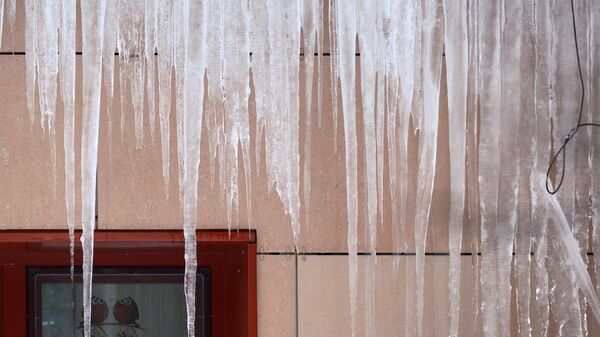 В центре Москвы лед упал с крыши на козырек салона красоты
