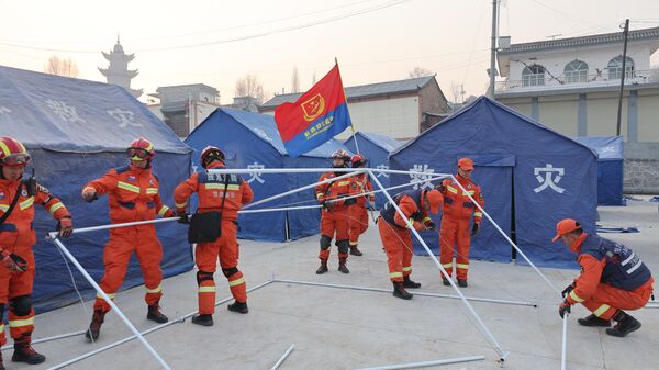 Спасатели возводят палаточный городок на северо-западе Китая, где произошло землетрясение