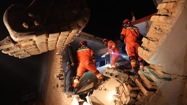 Спасатели на северо-западе Китая, где произошло землетрясение