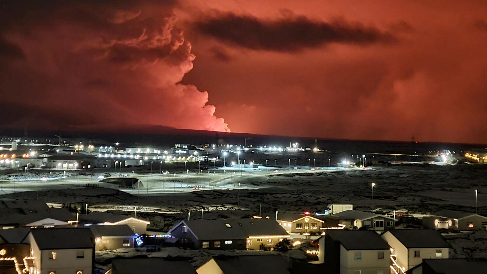 Извержение вулкана на полуострове Рейкьянес на юге Исландии  - РИА Новости, 1920, 19.12.2023