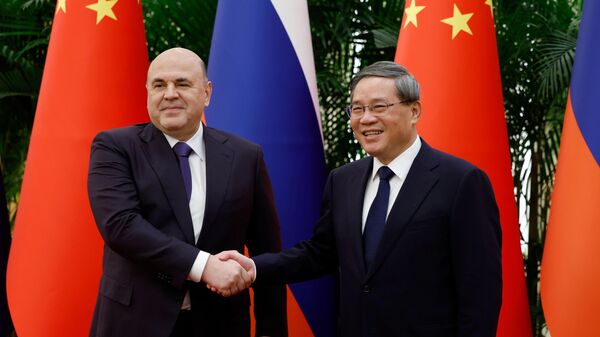 Председатель правительства РФ Михаил Мишустин во время совместного фотографирования с премьером Государственного совета КНР Ли Цяном
