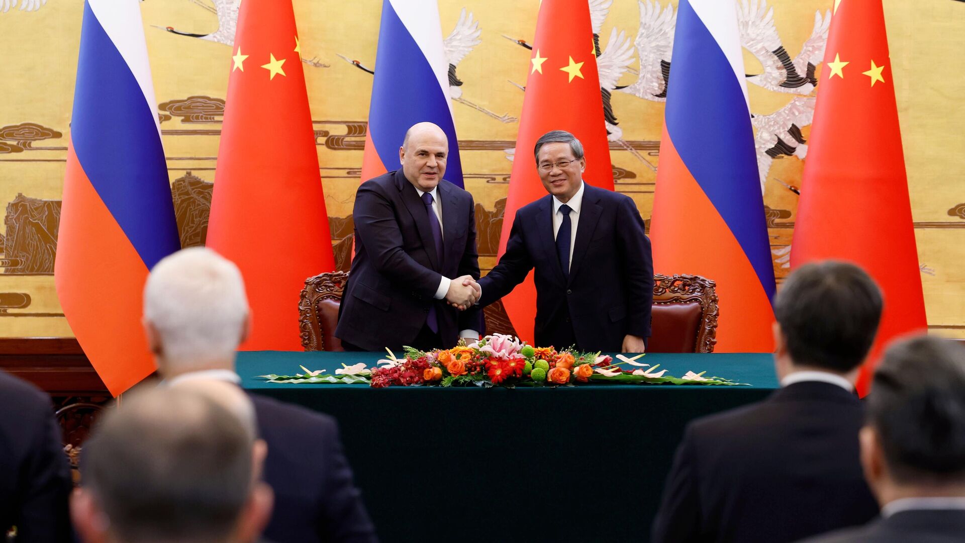 Председатель правительства РФ Михаил Мишустин и премьер Государственного совета КНР Ли Цян Председатель правительства РФ Михаил Мишустин и премьер Государственного совета КНР Ли Цян - РИА Новости, 1920, 17.11.2025