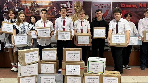 Школьники в Сочи собрали 300 килограммов новогодних подарков для бойцов СВО