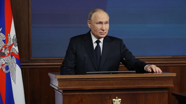 Президент РФ Владимир Путин выступает на расширенном заседании коллегии Министерства обороны в Национальном центре управления обороной