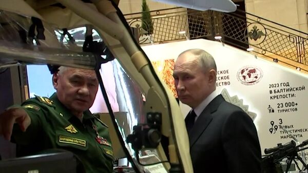 Путин на выставке современных образцов военной техники