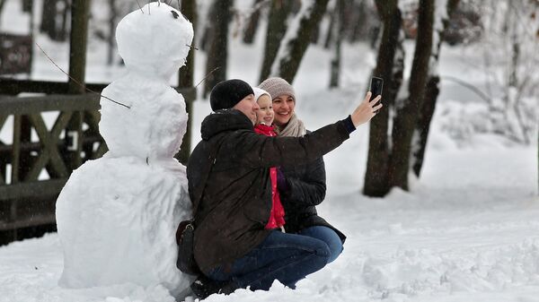 Горожане гуляют во время снегопада в Краснодаре
