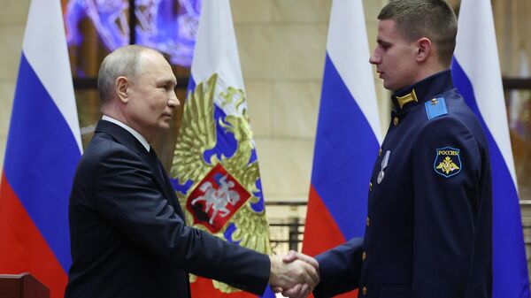 Президент РФ Владимир Путин вручил медаль Золотая Звезда Герою Российской Федерации рядовому Евгению Кудинову