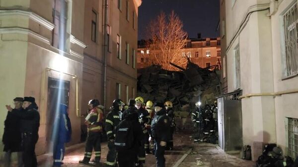 На месте обрушения шестиэтажного нежилого здания в Адмиралтейском районе Санкт-Петербурга