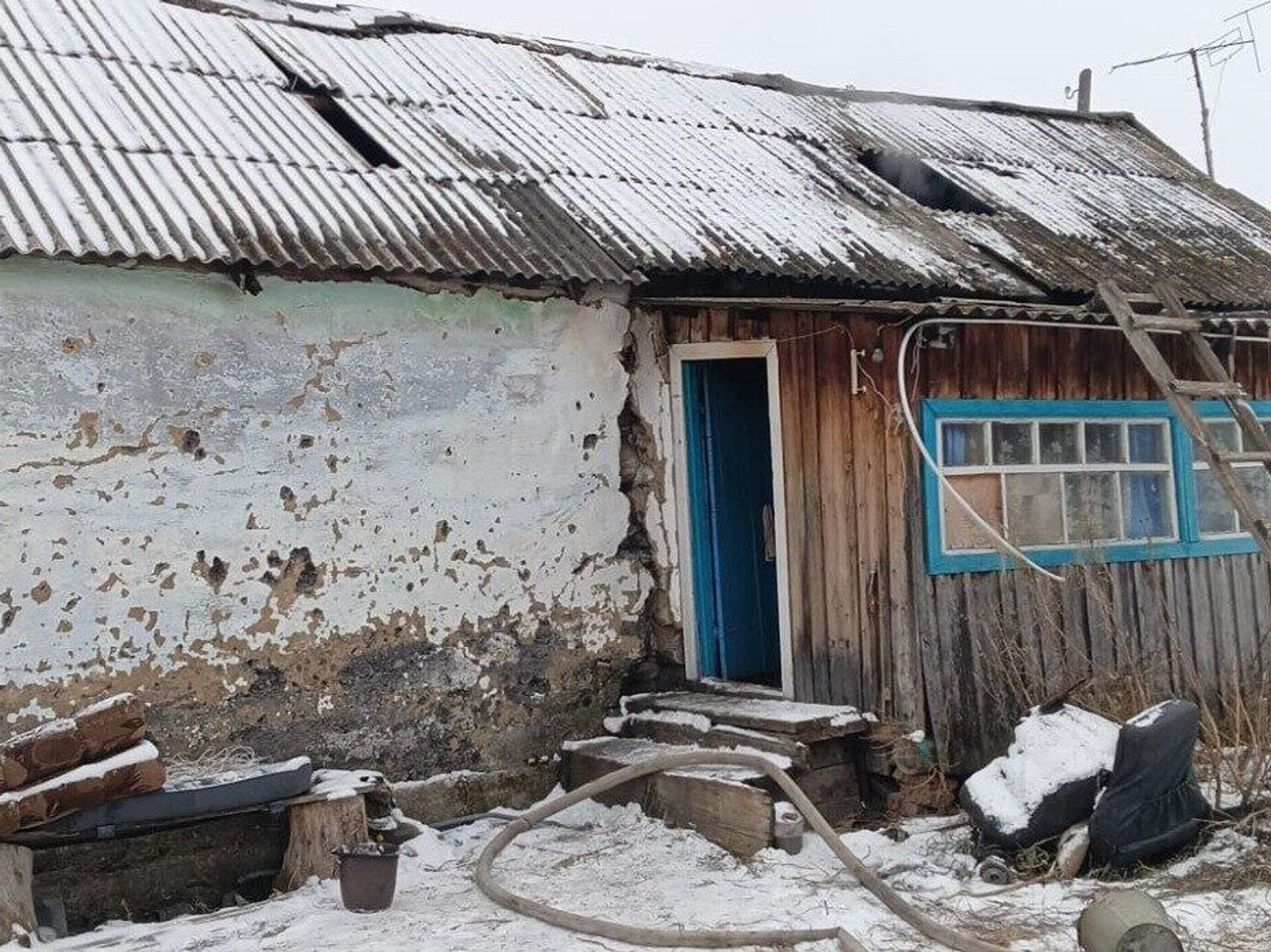 В результате пожара в жилом доме в Смоленской области погибли два человека  - РИА Новости, 22.12.2023