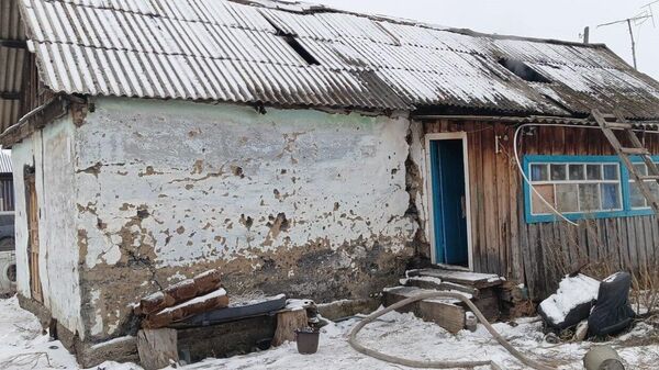 Дом, в котором после пожара были найдены тела двух подростков в Алтайском крае. 20 декабря 2023