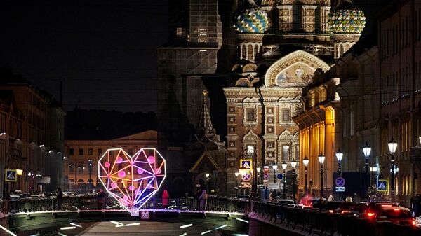 Инсталляция в форме сердца на канале Грибоедова в Санкт-Петербурге