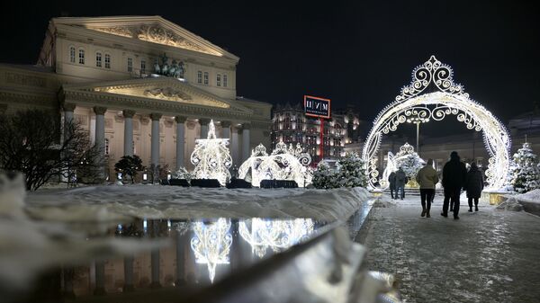 Новогодняя инсталляция на площади перед зданием Государственного Академического Большого театра в Москве