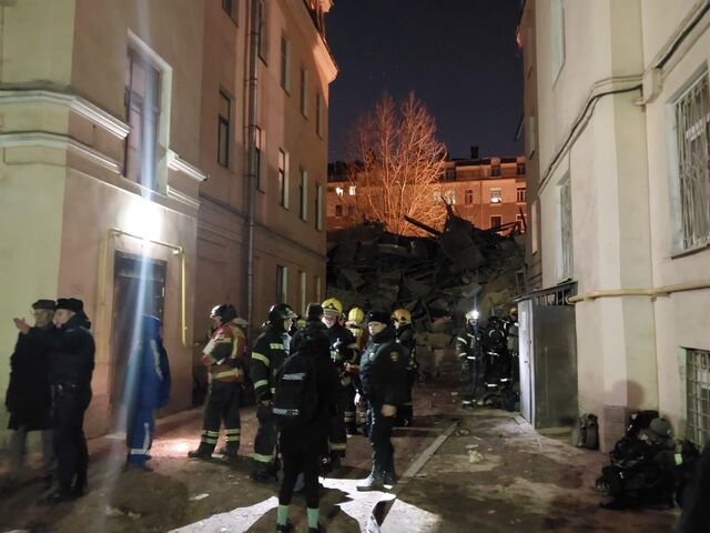 На месте обрушения 6-ти этажного нежилого, расселенного здания в Санкт-Петербурге