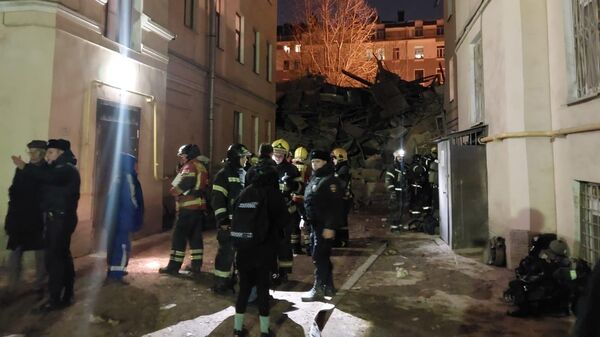 На месте обрушения 6-ти этажного нежилого, расселенного здания в Санкт-Петербурге