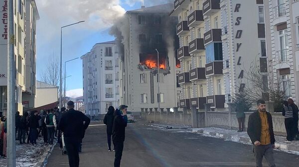 Пожар на месте взрыва в пятиэтажном жилом здании в городе Карс, Турция