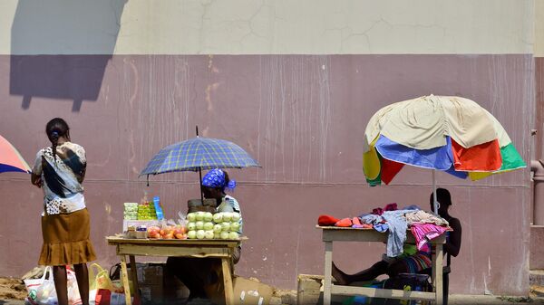 Продажа одежды и овощей в городе Очиваронго в Намибии