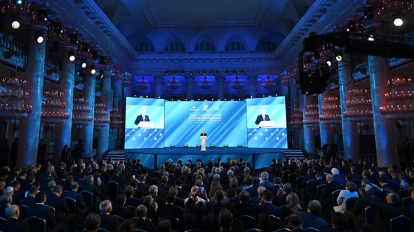 Президент РФ Владимир Путин выступает на заседании Совета законодателей РФ, посвящённом 30-летию Федерального Собрания РФ