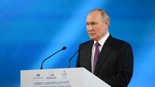 Президент РФ Владимир Путин выступает на заседании Совета законодателей РФ