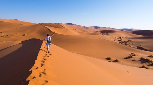 Туристическая прогулка по дюнам пустыни Соссусвлей в Намибии 