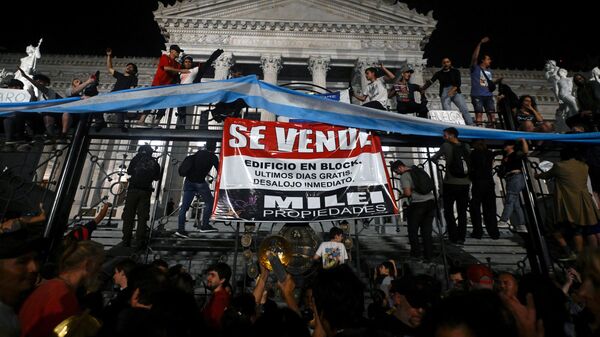 Демонстрация против экономической и социальной политики новых властей Аргентины перед Национальным конгрессом в Буэнос-Айресе. 20 декабря 2023