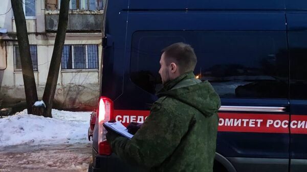 Сотрудники территориального следственного отдела на месте происшествия, где в одной из квартир дома семья отравилась угарным газом в Самарской области. 21 декабря 2023