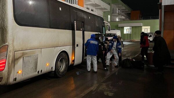Автобус с детьми на территории Саратовской областной инфекционной больницы