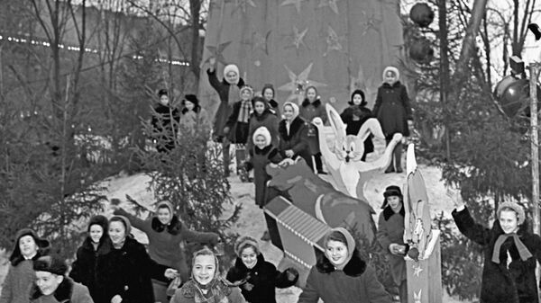 Детвора на Новогодней елке у Деда Мороза в Тайницком саду Московского Кремля